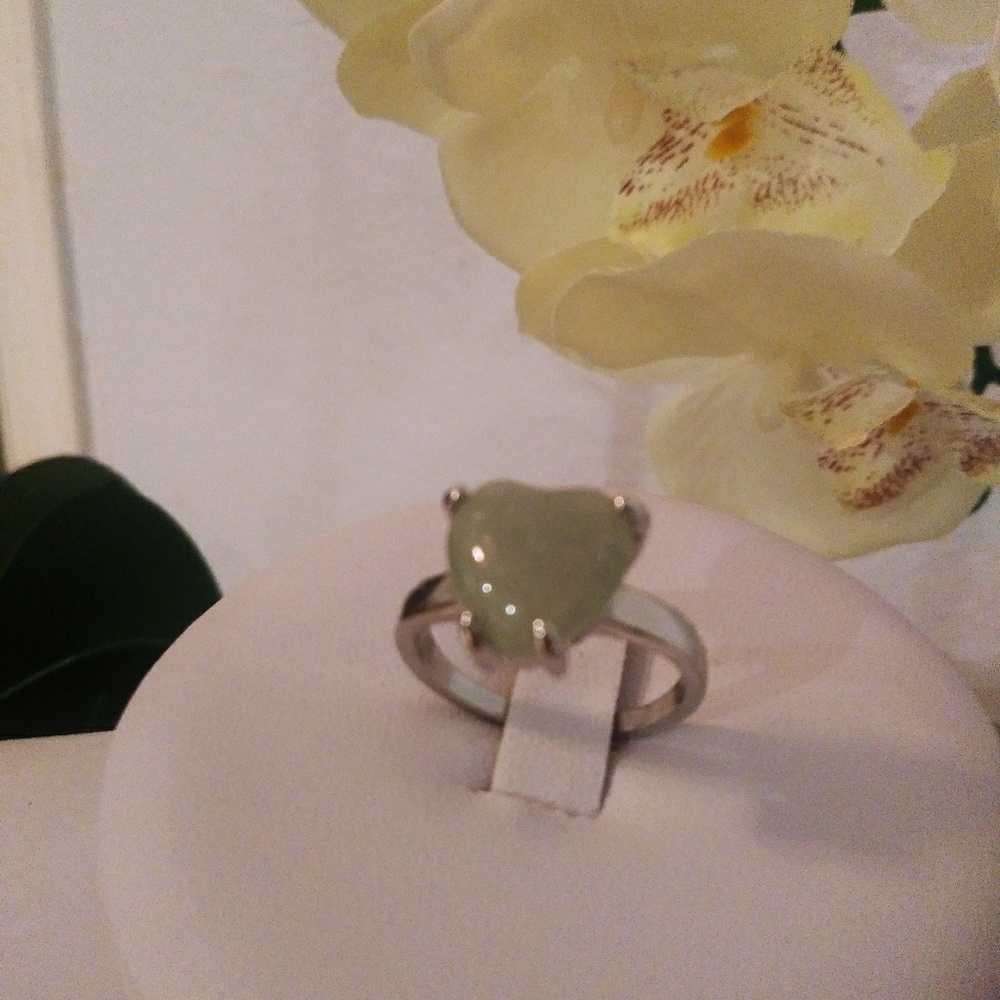 NEW Pretty silver plated ring